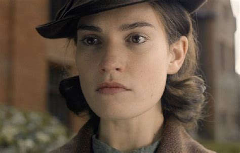 In the hands of director simon stone (the daughter) and screenwriter moira buffini (tamara drewe), the picture comes alive with a rich level of exploratory adventure. Lily James insieme a Ralph Fiennes e Carey Mulligan nel drammatico Dig