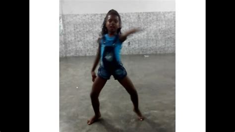 Criança dançando funk explícito, polícia procura responsáveis por criança filmada dançando funk em cima de carro em manaus, menina de 5 anos arrasa dançando pesadão. Menina de 6 anos dançando fit dence - YouTube