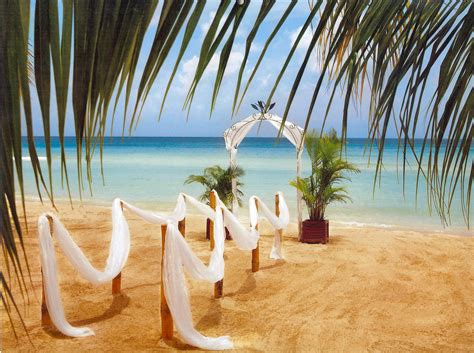 Your beach wedding centerpieces are of course also part of your decorations, and should compliment the rest of the decor you want to use for your reception. Having the Beach Wedding Ideas | Best Wedding Ideas ...
