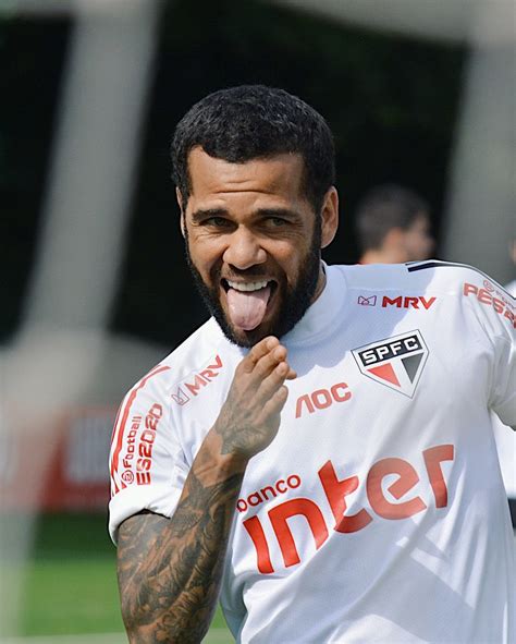 Fã clube do melhor lateral do @saopaulofc melhor lateral do @cbf_futebol e do mundo ⚽. SPNet - Arnaldo: "Daniel Alves sinalizou que está abraçado ...