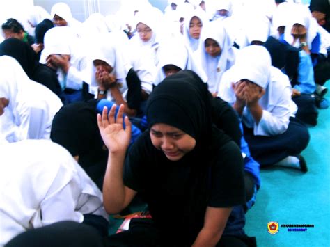 Guru besar sekolah kebangsaan au keramat di iringi gpk 1 merasmikan minggu pss. SK AU Keramat: March 2012