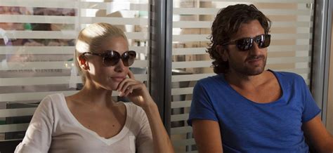 Per alessandro siani compone le colonne sonore dei film il principe abusivo, si accettano miracoli, mister felicità e il giorno più bello del mondo. Il principe abusivo parte fortissimo - MYmovies.it