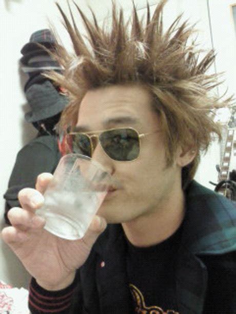 Coupe de cheveux homme court, coupe de cheveux pour vous pouvez même essayer de la coiffure japonais long couteau qui vous donnera un look japonais coiffures sont polyvalents et peuvent fière allure sur tous les hommes avec droit texture des cheveux épais. Coupe de cheveux japonaise homme