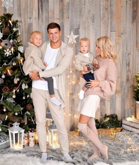 From classic christmas colors to my personal fave, pastels, we have got a little bit of everything for everyone! 15 Matching Family Christmas Outfits Ideas - EntertainmentMesh