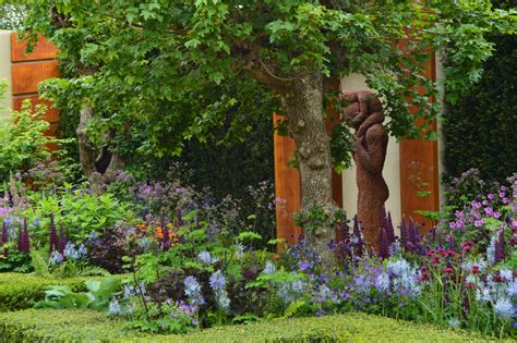 Chris beardshaw and colin donaldson inspire families to transform their outdoor space. Sculpture at the Chelsea Flower Show 2015 - SCULPTURE SCRIPT