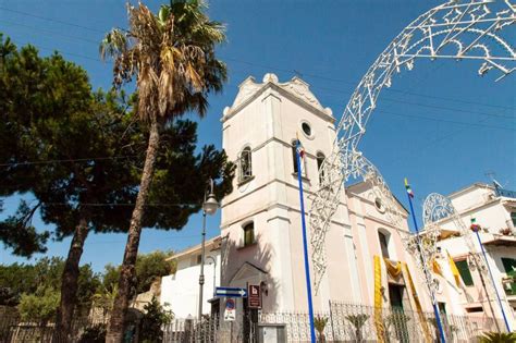 L'assunzione di maria al cielo è un dogma di fede della chiesa cattolica, secondo il quale maria, madre di gesù, al termine della sua vita terrena, andò in paradiso in anima e corpo. Ischia News ed Eventi - Solennità dell'Assunzione di Maria ...