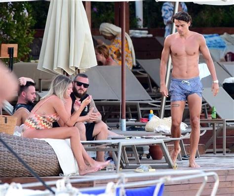 Hafta sonu barcelona'da birlikte tatil yaptığı smellers ile çektirdiği fotoğrafı. Kötü Mert - Milli Futbolcu Enes Ünal, Eşiyle Bodrum'da ...