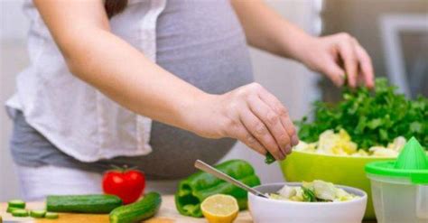 Ibu hamil harus menjaga kesehatan diri serta janin dengan memerhatikan pola makan yang baik. 10 Makanan Sehat bagi Ibu Hamil, Wajib Tahu, nih, Bun ...