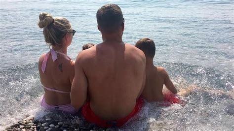 Der sender hätte den ehemaligen profifußballer gern als juror bei das supertalent dabei.der sympathische kölner. Lukas Podolski: Urlaubsfoto zeigt seine ganze Familie