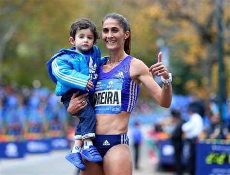 A portuguesa sara moreira abandonou este sábado a maratona dos jogos olímpicos tóquio2020, após cerca de 24 quilómetros, tendo recebido assistência a meio da prova, aos 21 quilómetros, sara moreira seguia no 75.º lugar, a 03.27 minutos do grupo de 12 atletas que liderava a prova. Sara Moreira quarta na maratona de Nova Iorque | Atletismo ...