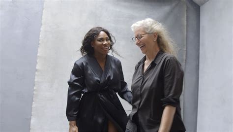 Amy schumer and annie leibovitz. Il calendario Pirelli 2016 sostituisce le ragazze sexy con ...