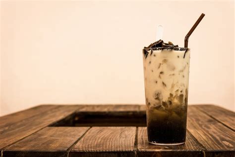 Es cincau ini disajikan dengan cara potongan cincau ini diberi dengan tambahan berupa santan, sirup, atau susu dan diberi taburan es serut diatasnya. Purefarm Flavour Milk, Minuman Segar bernutrisi | Frisian ...