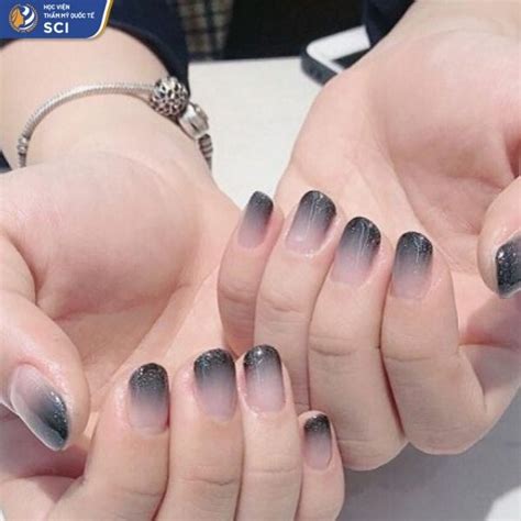 Mẫu chữ in hoa sáng tạo về cơ bản nó vẫn giữ nguyên được hình thù, đặc trưng của chữ in hoa chuẩn. 99 mẫu Nail đơn giản cho Học Sinh, Sinh viên: Đẹp, Thanh Lịch