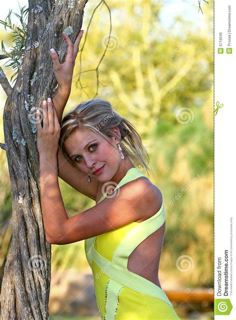 Maybe you would like to learn more about one of these? Erstaunliche Junge Frau Im Garten Stockbild - Bild von ...