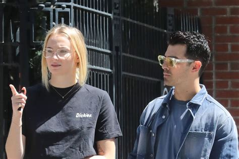 Welcome to sophie turner fan, your online source dedicated to british actress sophie turner. Sophie Turner Out in NYC in Denim Shorts, Adidas Slides ...