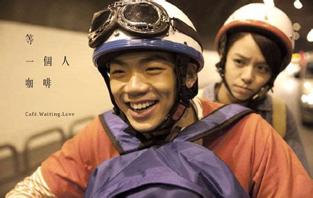 Love coffee shop, where she befriends abusi, a tomboyish barista who can make any coffee the customers request, the beautiful and mysterious cafe owner, and zeyu. Café. Waiting. Love (等一個人咖啡) (2014)