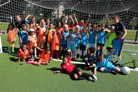 (archaic) loftier, yet higher, more elevated; Eerste training van meiden bij Excelsior Rotterdam - SBV ...