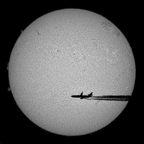 Průměr měsíce činí 3 476 km a střední vzdálenost měsíce od země 384 400 km. Roumenův Rouming - Zábavné a zajímavé obrázky - Letadlem ...