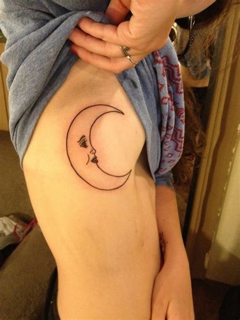 Mond tattoos sind perfekt für alle, die an die kräfte und den einfluss der himmelsmächte glaubt ein vollmond tätowierung kann auf verschiedene weise gestaltet werden kann einzeln dargestellt. 75 Mond Tattoos: Neumond, Vollmond und Mondsichel