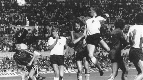 Horst hrubesch spricht über bernard dietz. EK 1980: uitgerekend Hrubesch maakt het verschil | NOS