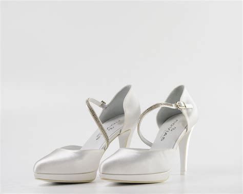 Le scarpe ti accompagnano letteralmente all'altare nel giorno del fatidico sì, la scelta quindi del modello è. Scarpe Sposa Giarre : Scarpe Sposa Novias Abiti Da Sposi E ...