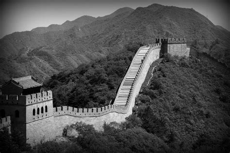 Image discovered by ᗰɩᔕᔕ ᗰᗩᖇɩᗩ. Great Wall Of China Black and White | All rights reserved ...