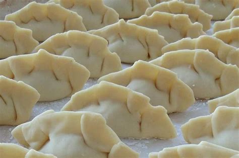 Feb 03, 2016 · won ton skins are very similar, but come in small squares, rather than rectangles. Wonton Wrappers | Recipe in 2020 | Wonton wrapper recipes ...