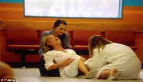 Asher keddie interpretó a la dra. Asher Keddie welcomes her first baby with husband Vincent ...