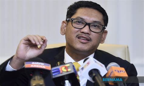 Perak mentri besar datuk seri ahmad faizal azumu speaks to the press at the state secretariat building in ipoh november 18, 2020. Ahmad Faizal potong gaji dua bulan — Suara Merdeka