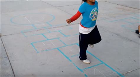 Pise es un juego realizado por niños alrededor del mundo y también es parte de los juegos tradicionales de venezuela de igual forma es tradicional en varios países como ciertos. Juegos tradicionales: el avioncito | Diario Educación