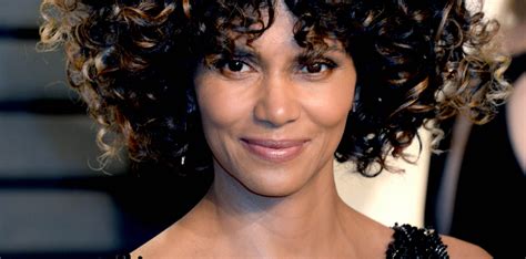 Regarde une blonde sublime filmée nue sur une plage par un voyeur sur luxuretv. Halle Berry, 50 ans : Sensuelle et à moitié nue, elle sublime ses courbes - Purepeople