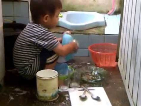 Walau begitu, membuat orang tua kita bangga dan bahagia adalah salah satu hal paling sulit di dunia. Anak berbakti kepada orang tua - YouTube