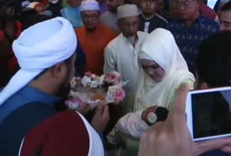 Selasa, 27 april 2021 setelah 7 hari, akhirnya siti nurhaliza dan suami menemukan nama yang tepat untuk anak kedua mereka. Siti Aafiyah Khalid, nama anak Siti Nurhaliza | Astro Awani