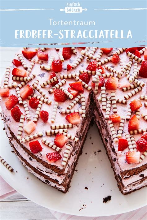 Sahne im topf erhitzen und die etwas zerkleinerte kuvertüre zusammen mit dem kokosfett darin unter rühren auflösen. Erdbeer-Stracciatella-Torte | Rezept in 2020 | Kuchen und ...