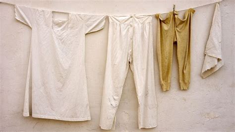 Una opción ideal para quitar las manchas amarillas de la ropa blanca es utilizar lejía, también conocido como lavandina o cloro puedes utilizar este truco tanto si lavas la ropa en la lavadora o a mano. Cómo quitar manchas amarillas de la ropa | Quitar manchas ...