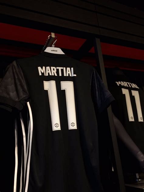 Dies funktioniert, indem schweiß und feuchtigkeit über das gesamte material verteilt werden und so das. Völlig neue Manchester United 17-18 Trikot-Schriftart ...