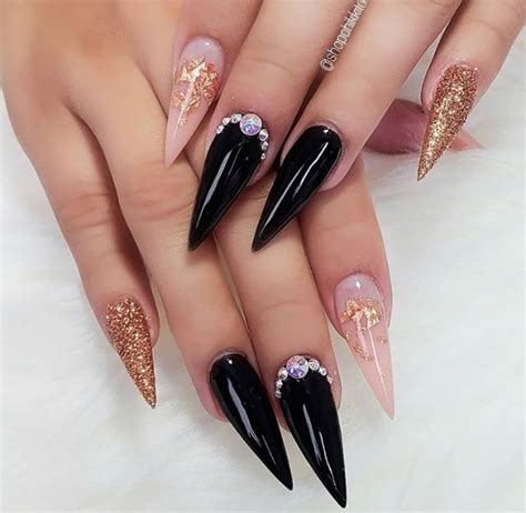 Uñas acrilicas negras con rosa. Tendencias en colores de uñas otoño invierno 2018-2019 ...