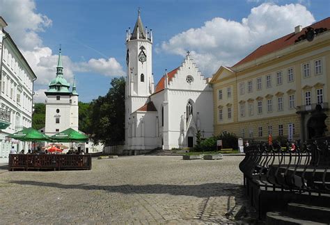 Ein zeugenvideo dokumentiert den vorgang, bei dem ein mann während der viele denken, dass eine demonstration gegen polizeigewalt wieder in gewalt münden könnte und. Datei:Teplice (Teplitz-Schönau) - Schlossplatz mit Kirche ...