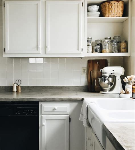 Making your own countertops allows you to be specific about the look and the style.and it's not all that hard to do! DIY concrete countertops farmhouse kitchen #diy #farmhouse ...