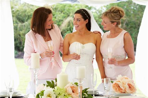 Stilvolle Kleidung für die Brautmutter zur Hochzeit ...