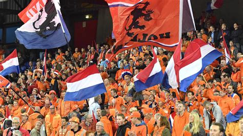 In een lange stoet trekken de fans van de oranje leeuwinnen door de franse stad rennes op weg naar het stade rennais, ofwel. Oranje ClubCard | OnsOranje