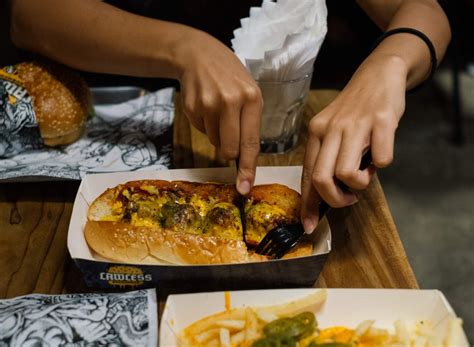 Review burger lawless yang katanya burger paling enak ! All-Out and Lawless Burger - Manual Jakarta