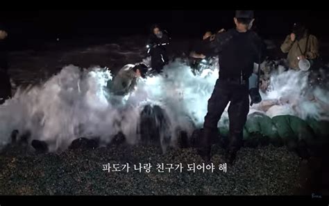 물 한가운데서 거대 참치 머리 직접 회떠서 먹기! 오늘자 가짜사나이2에서 자갈밭에 머리박는 윽박 손으로 ...