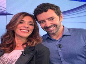 Emma d'aquino (soprannonimata la bella della diretta) è stata catapultata davanti alle telecamere con al telefono il corrispondente da berlino, rino pellino. Emma D'Aquino e Alberto Matano: il rapporto tra i due ...