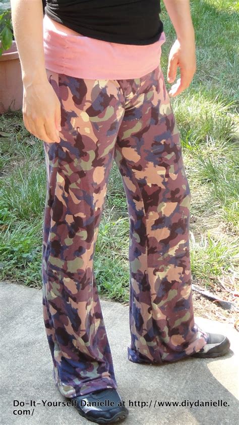 Simple yoga pants tutorial from how to make the pattern to sewing it up. Do-It-Yourself Danielle: DIY Yoga Pants