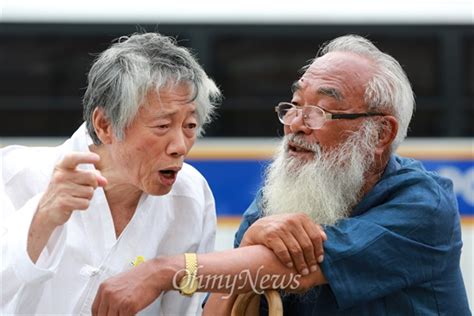 7'민주화·통일운동' 백기완 선생, 영면…강추위 속 조문 행렬. 백기완 선생과 문정현 신부가 19일 오후 세월호 특별법 - 오마이포토