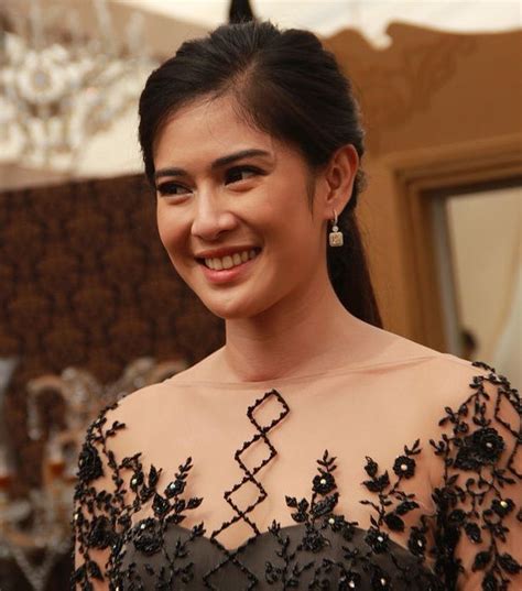 Dian terlihat anggun menggenakan kebaya putih dengan jarik motif batik warna coklat. Dian Sastrowardoyo ( Indonesian model / actress ...