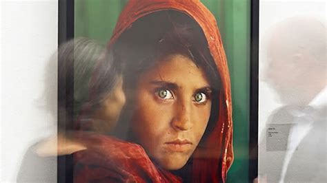 2021년 2월, 아프가니스탄과 파키스탄의 스핀 볼닥 차만 국경을 따라 걷고 있는 한 어린 소년.iom은 최근 분쟁이 강화되어 30만 명 이상의. '초록눈 아프간 난민소녀' 결국 파키스탄서 추방 | SBS 뉴스