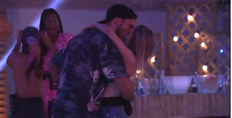 Carla diaz pede arthur em namoro (reprodução). Beijo de Carla Dias e Arthur marca noite de festa do líder no BBB21- Viagora