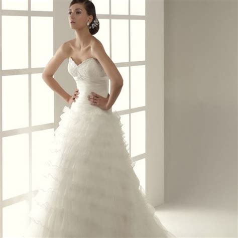Encuentra donde alquilar trajes de novio en sevilla. Austral | Vestidos de novia, Vestidos y Alquiler de vestidos
